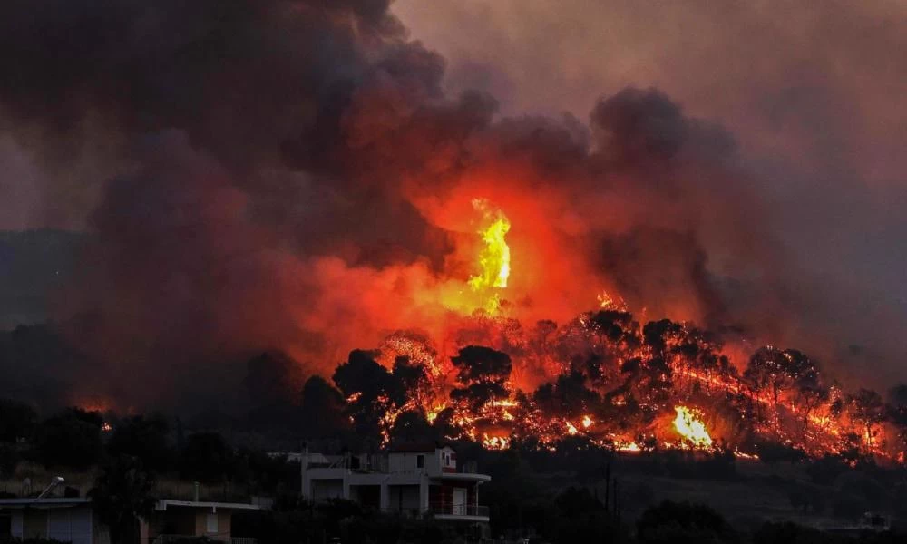 Συνεχίζεται η μάχη με τις φωτιές σε Κορινθία και Ηλεία